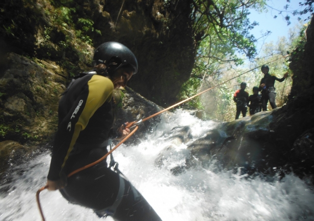 Rapel en el interior de la cascada